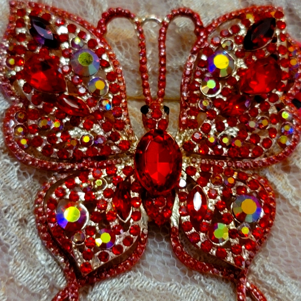 🌹BETSEY JOHNSON Butterfly Brooch Shades of Red Huge! NEW